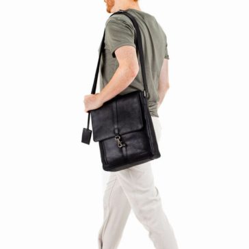  Burkely Antique Avery Crossover M Messenger fekete bőr oldaltáska