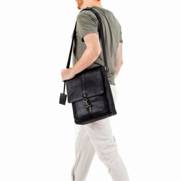 Burkely Antique Avery Crossover M Messenger fekete bőr oldaltáska