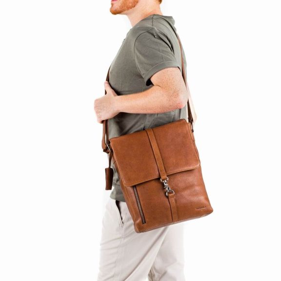 Burkely Antique Avery Crossover M Messenger konyakbarna bőr oldaltáska Burkely Antique Avery Crossover M Messenger konyakbarna bőr oldaltáska